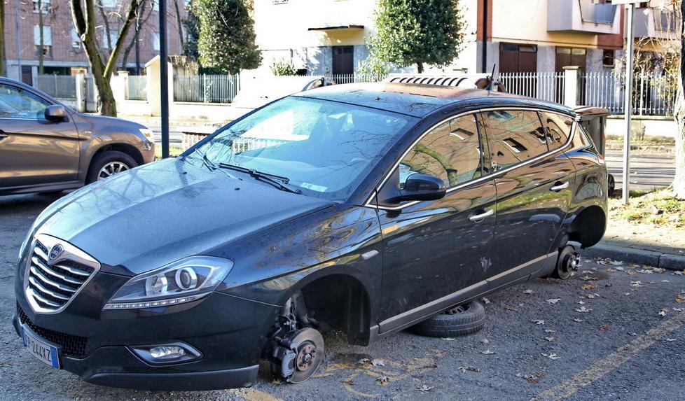 Auto lasciata senza pneumatici