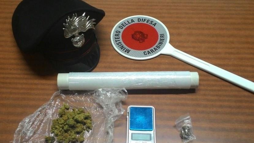 È l’ambulante della droga Nello zaino bilancino e ‘fumo’