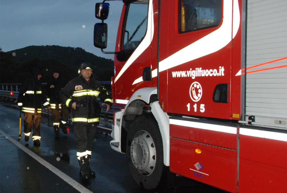 Sorso, auto in fiamme e traffico in tilt sulla strada dell'Anglona