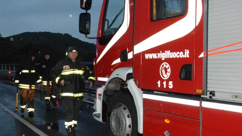 Sorso, auto in fiamme e traffico in tilt sulla strada dell'Anglona