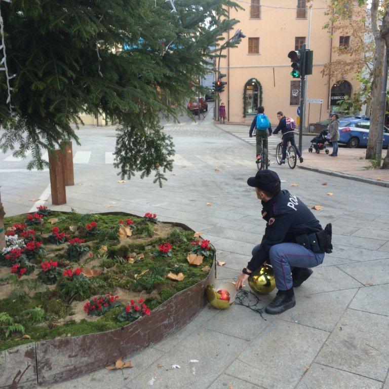 Nuoro, danneggiano l'albero di Natale in piazza: due giovani denunciati