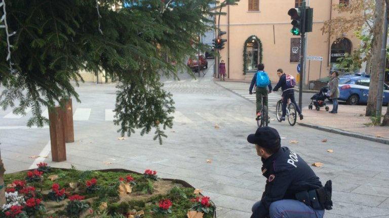 Nuoro, danneggiano l'albero di Natale in piazza: due giovani denunciati