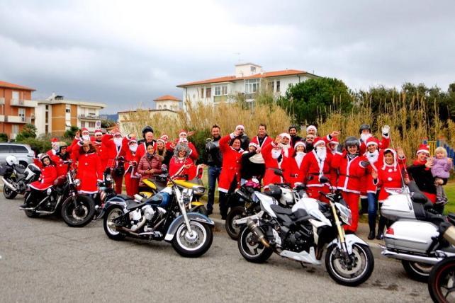 Poliziotti Babbo Natale in moto verso pediatria
