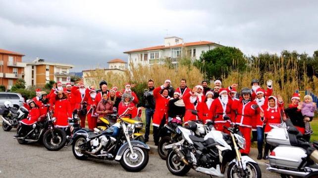 Poliziotti Babbo Natale in moto verso pediatria