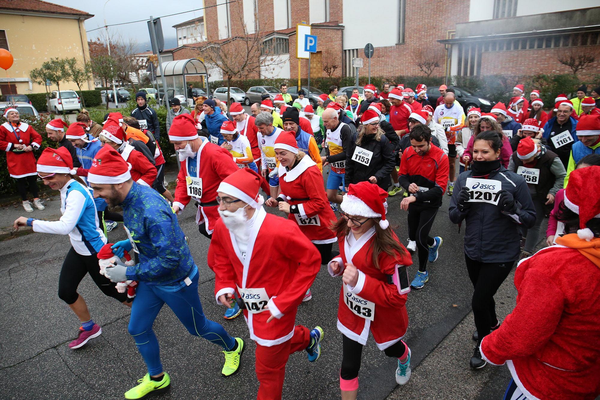 Corsa dei Babbo Natale a Montecatini (Foto Nucci)