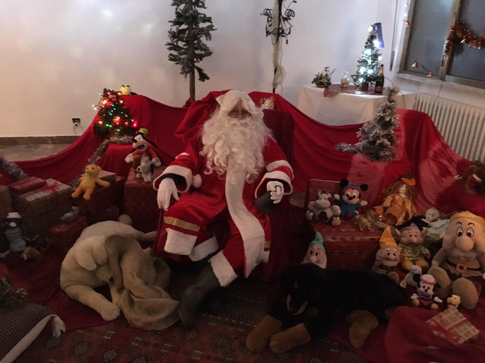 Babbo Natale riceve le letterine dei bambini al circolo della Misericordia di Narnali