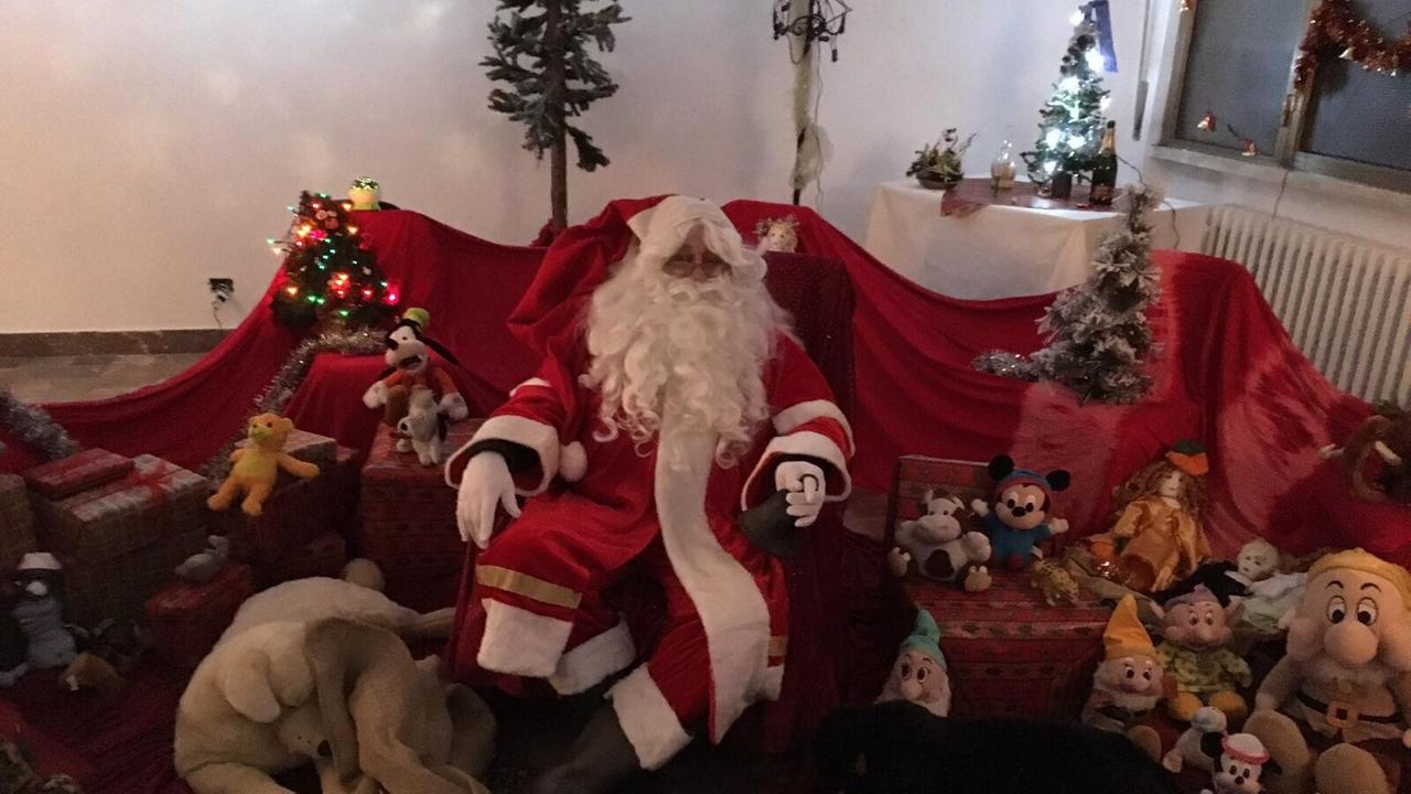 Babbo Natale riceve le letterine dei bambini al circolo della Misericordia di Narnali