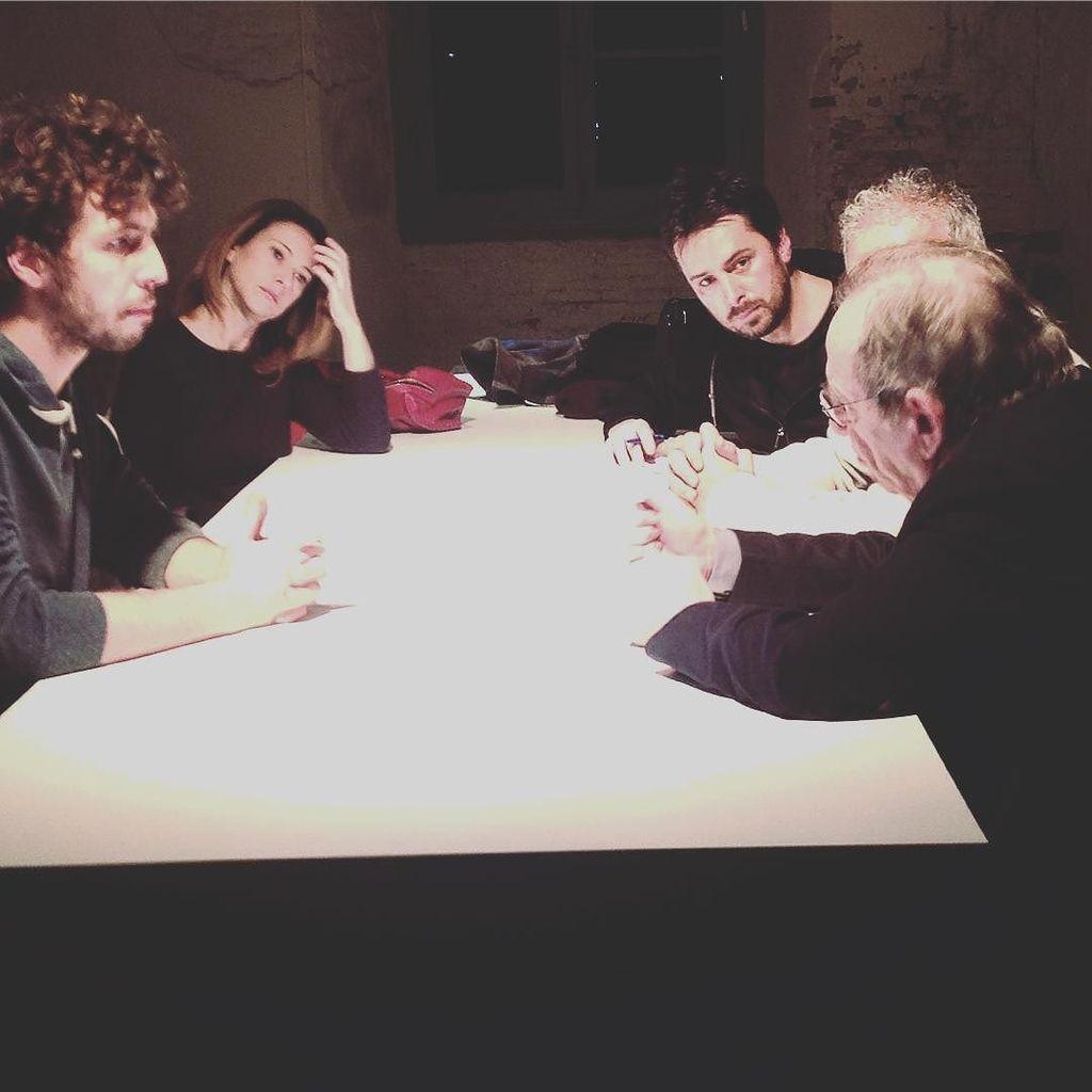 L'incontro dietro al palco della Leopolda tra il ministro e i rispamiatori traditi. Foto Filippo Sensi, @nonfup 