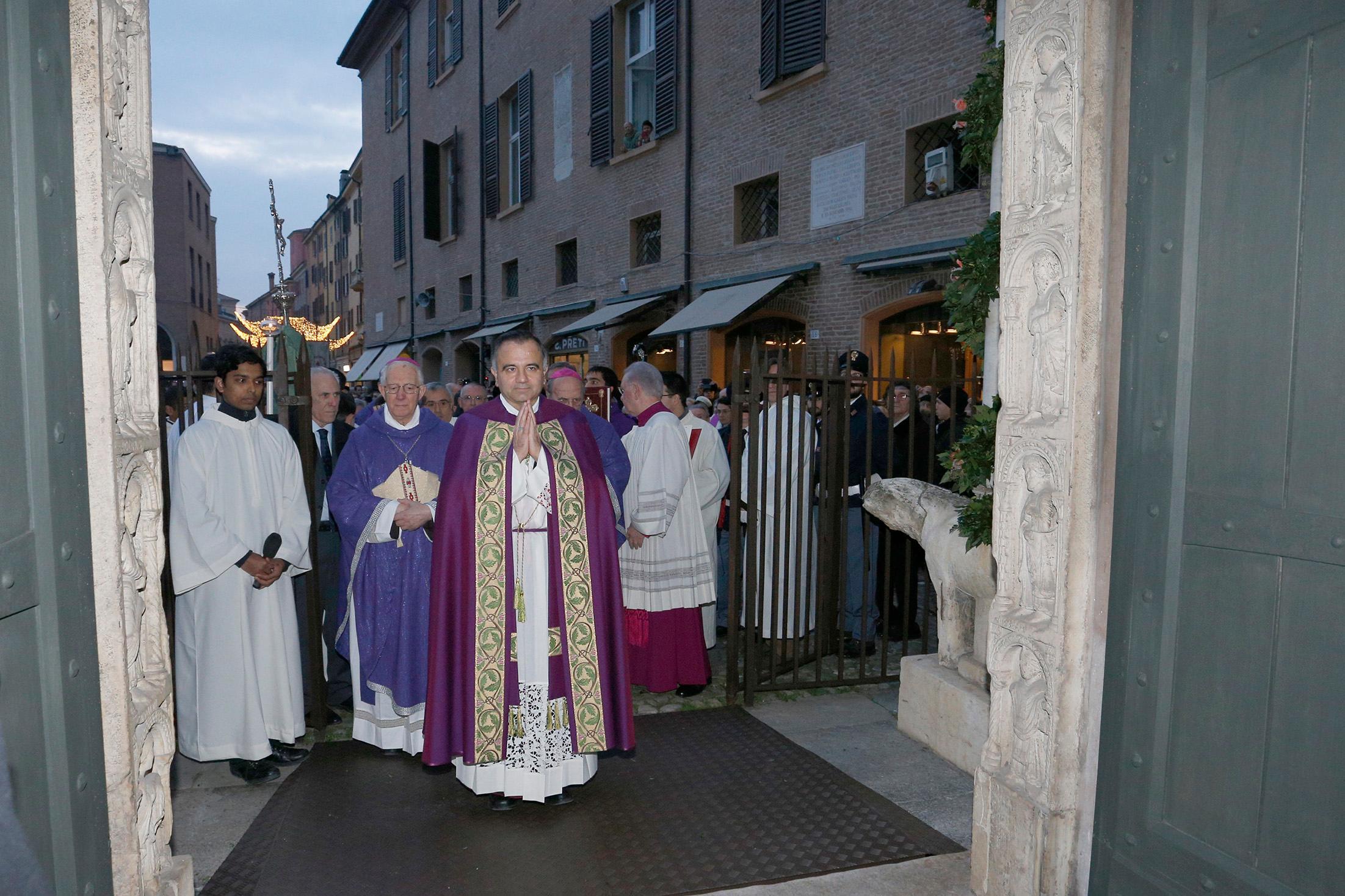 il Vescovo entra in Duomo