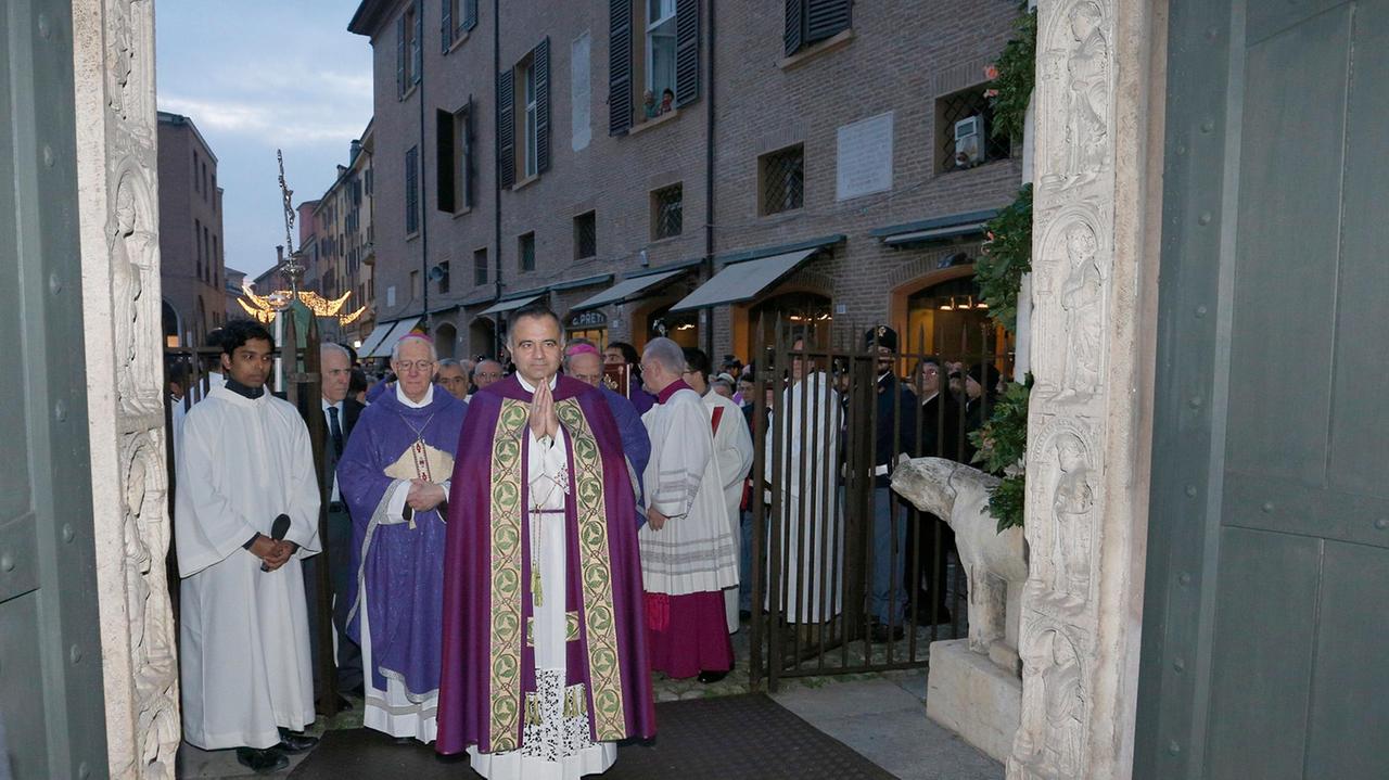 il Vescovo entra in Duomo