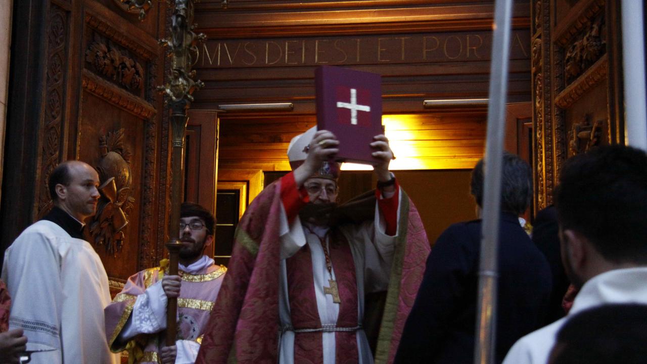 Il vescovo Betori apre la Porta Santa nel Duomo di Firenze