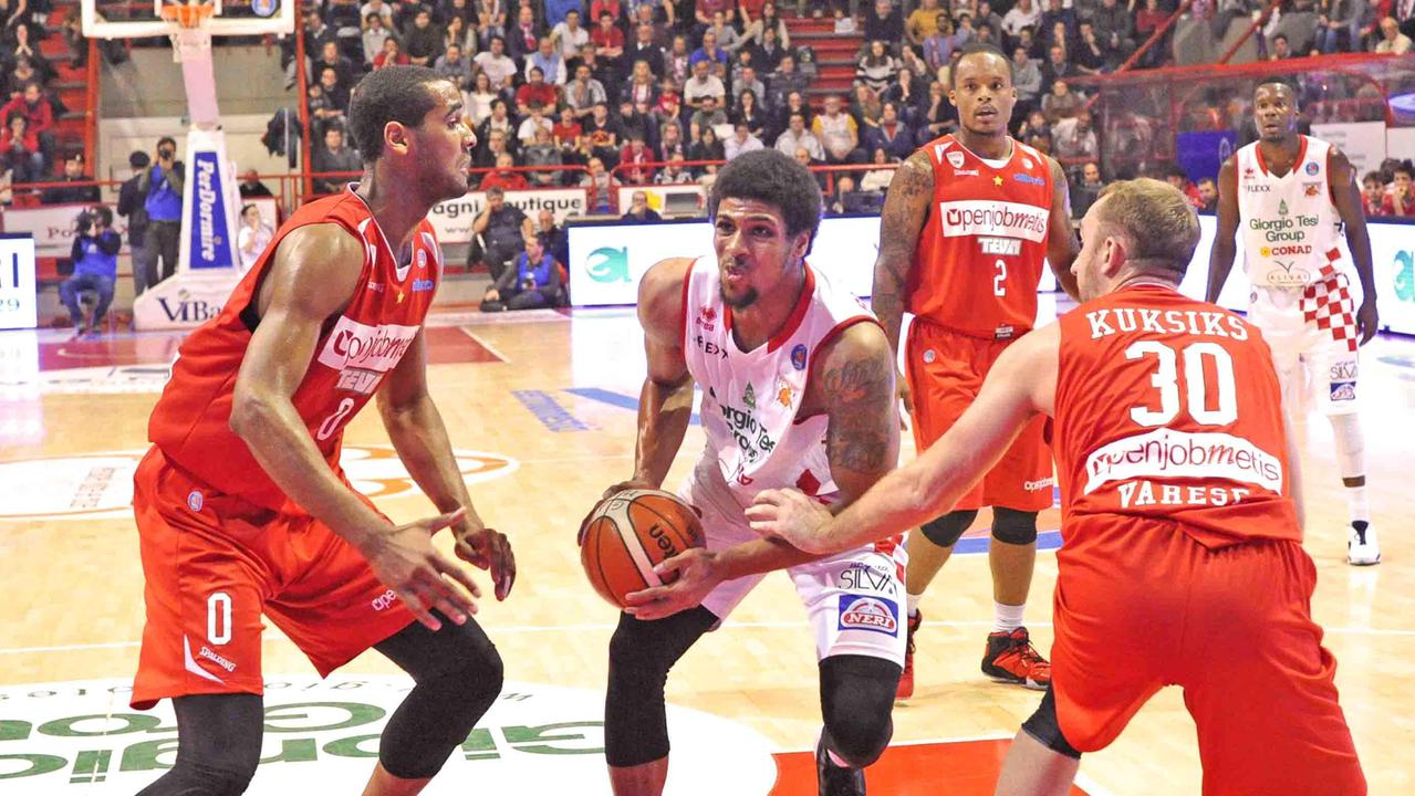 Un momento della partat fra Pistoia a Varese (Foto Gori)