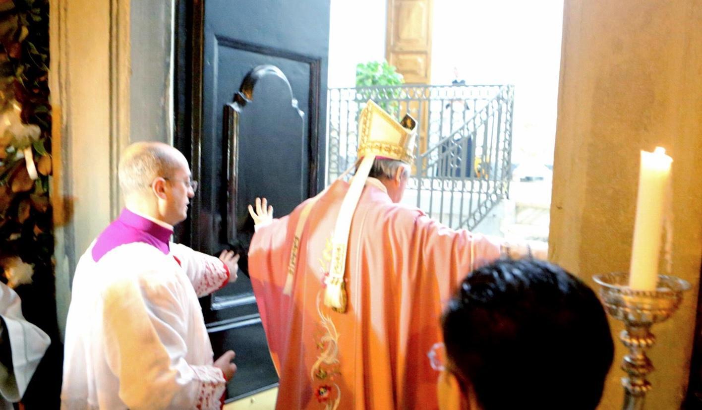 Il vescovo Simone Giusti apre la "porta santa" (Marzi Pentafoto)