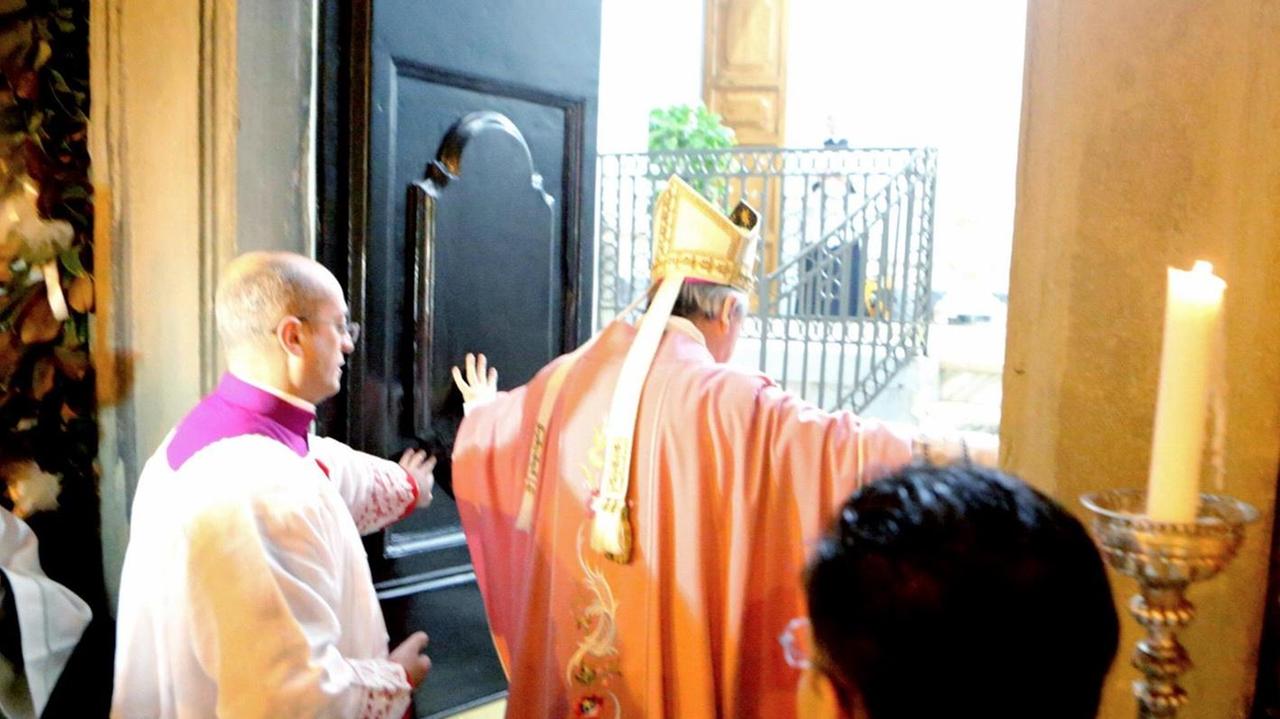 Il vescovo Simone Giusti apre la "porta santa" (Marzi Pentafoto)