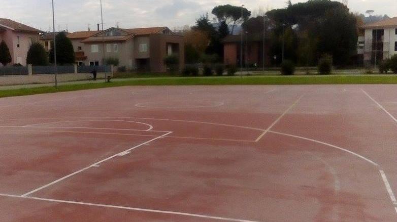 Campo da basket senza canestri da mesi