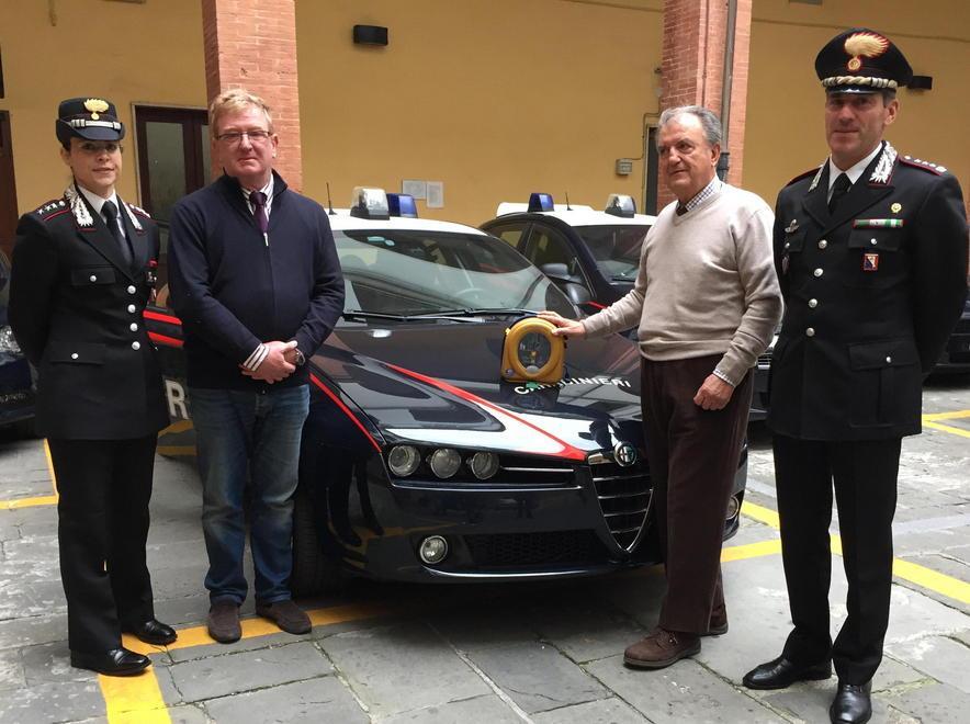 “Mecenate” del cuore dona un defibrillatore ai carabinieri