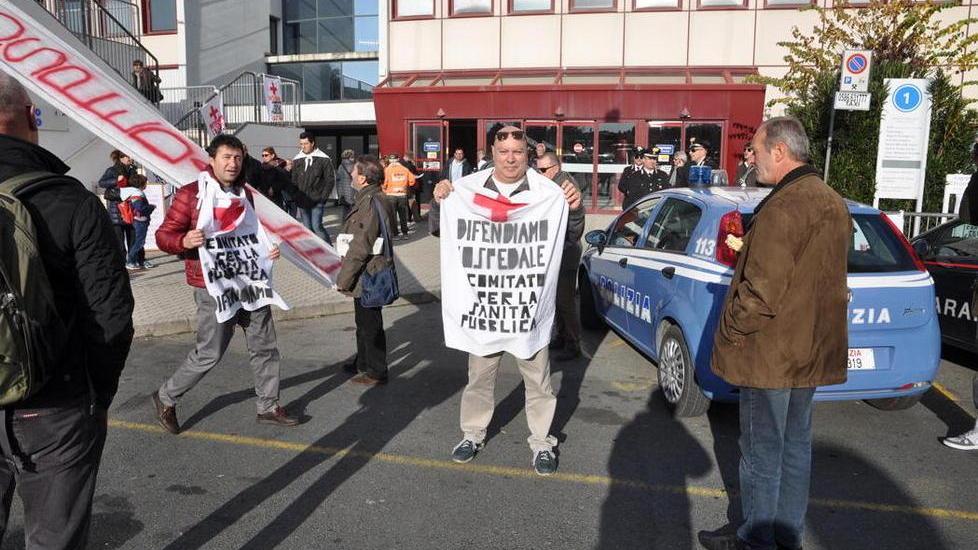 «Noi difendiamo l’ospedale» ma tanta gente resta a casa
