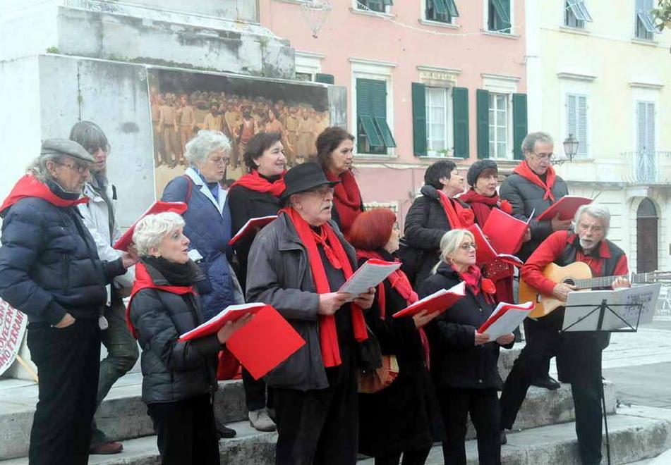 In quattrocento in piazza Gramsci a cantare Gorizia 