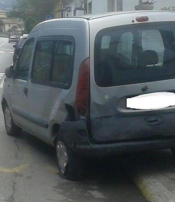 Sbanda con l’auto e va a sbattere: ferito un 24enne 