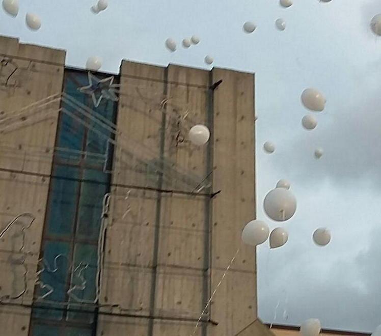 Palloncini bianchi lanciati in cielo per salutare Sara 