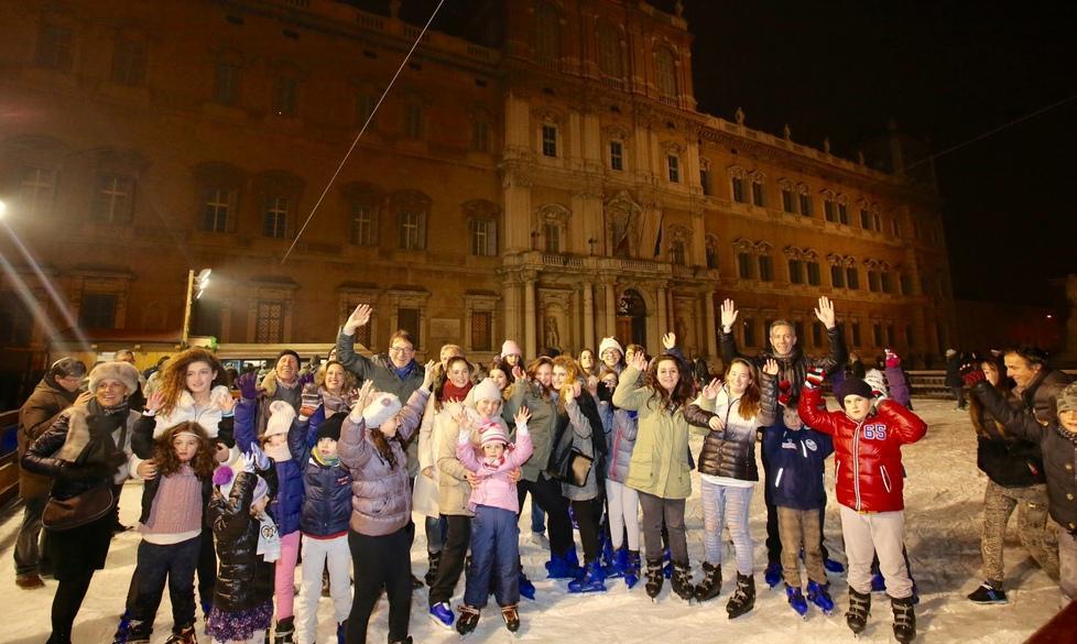 Grande festa alla pista di pattinaggio