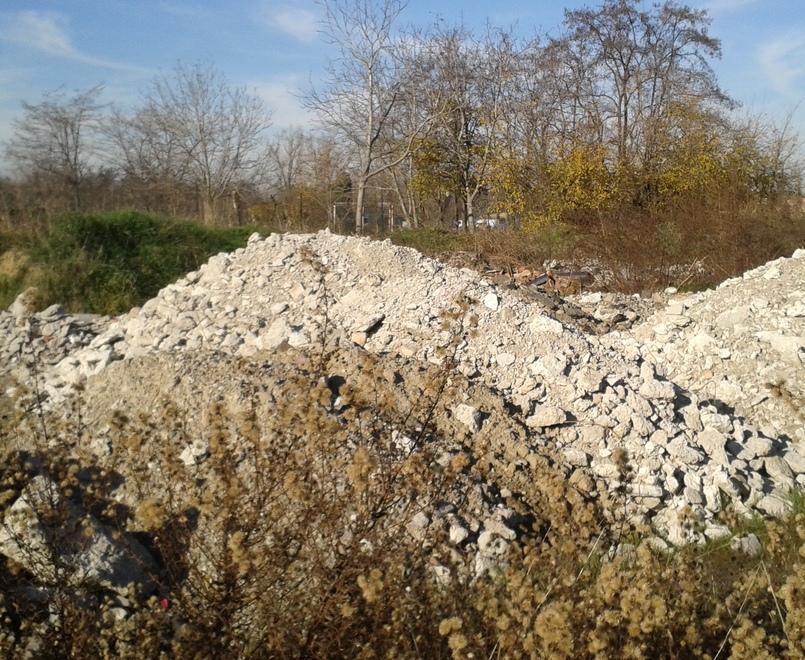 Via Palestro, la discarica aumenta 