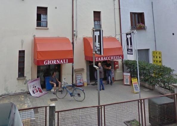 Minacciano il tabaccaio e lo rapinano 