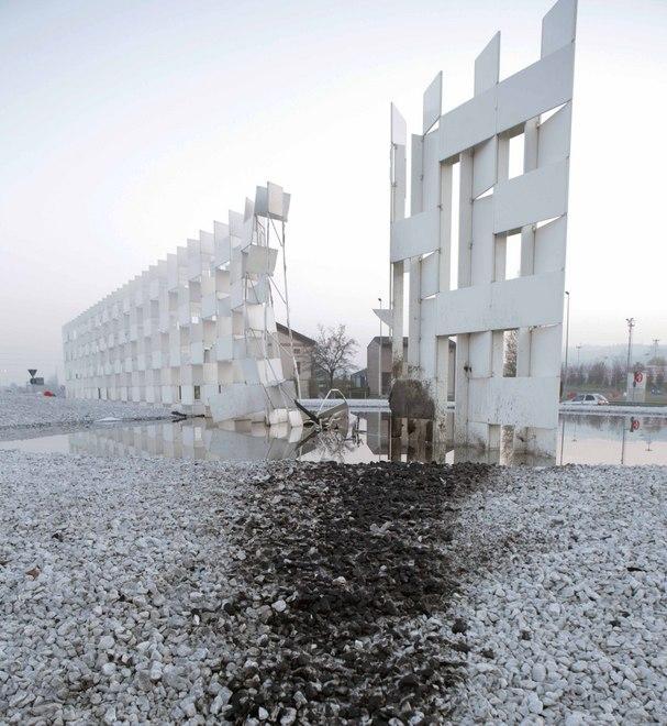 Auto devasta la scultura di Kengo Kuma 