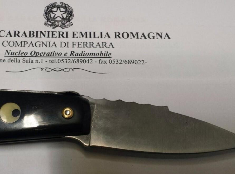 Entra in un bar con un coltello 