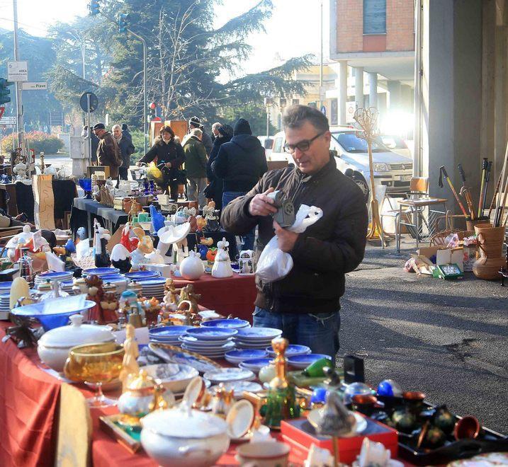 Viale IV Novembre in festa con i mercatini d’antiquariato