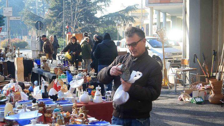Viale IV Novembre in festa con i mercatini d’antiquariato