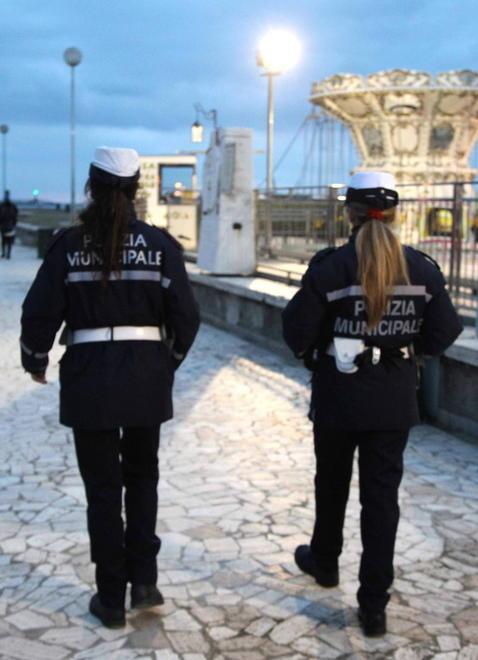 La polizia municipale sul Molo