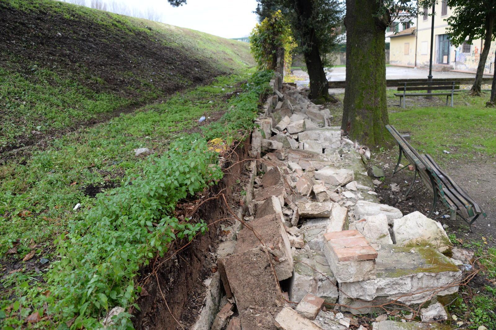 Il muro demolito alla villa comunale