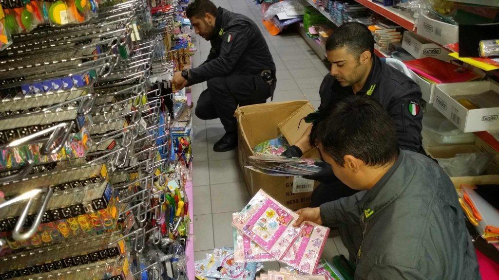Gli agenti della Finanza durante il controllo della merce taroccata