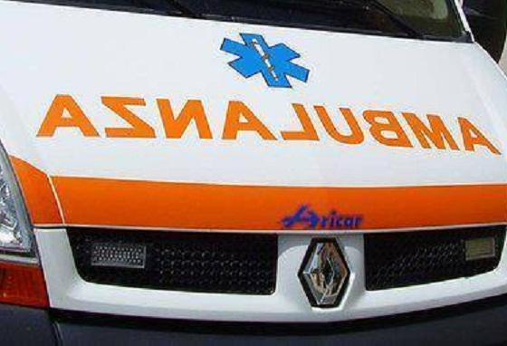 Muro alto due metri crolla addosso a un operaio che sta lavorando 