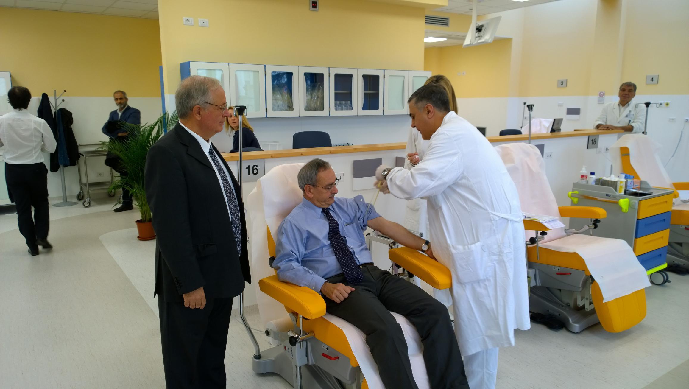 L'onorevole Paolo Fontanelli mentre dona il sangue a Cisanello
