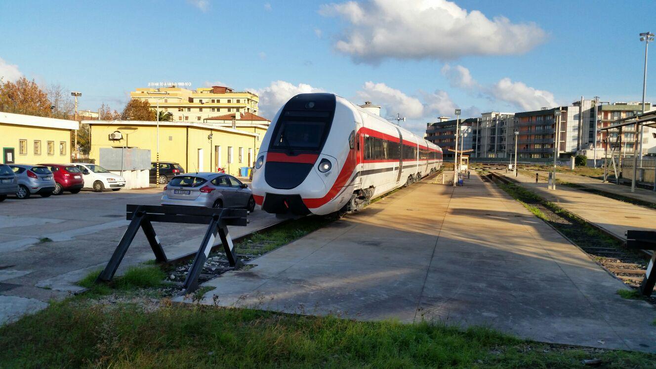 Il pendolino fermo al deposito delle ferrovie di Olbia (Foto Gavino Sanna)
