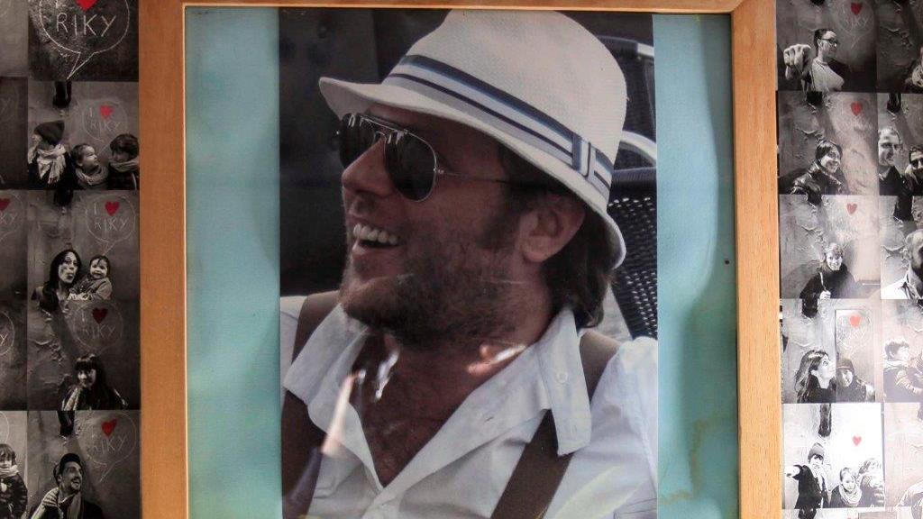 Un'immagine di Riccardo Magherini collocata nel punto in cui l'ex calciatore morì