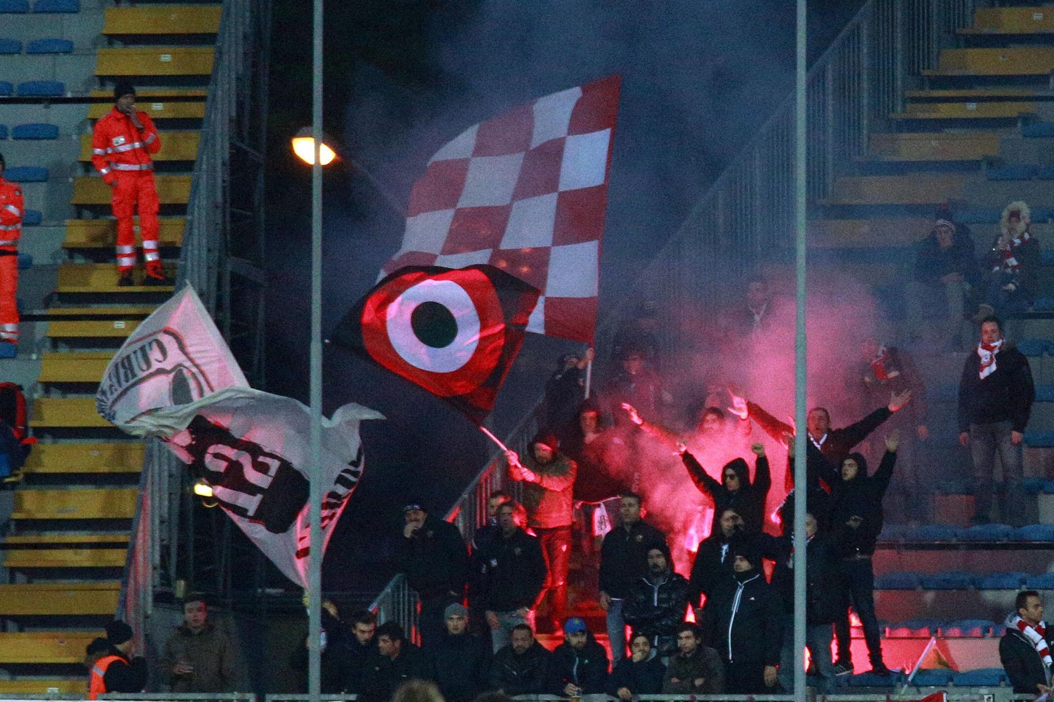 Il fumogeno acceso da un tifoso del Carpi (Foto Agenzia Carlo Sestini)