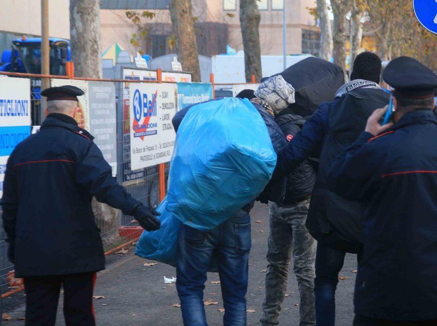 Pena di quattro mesi al venditore abusivo violento 