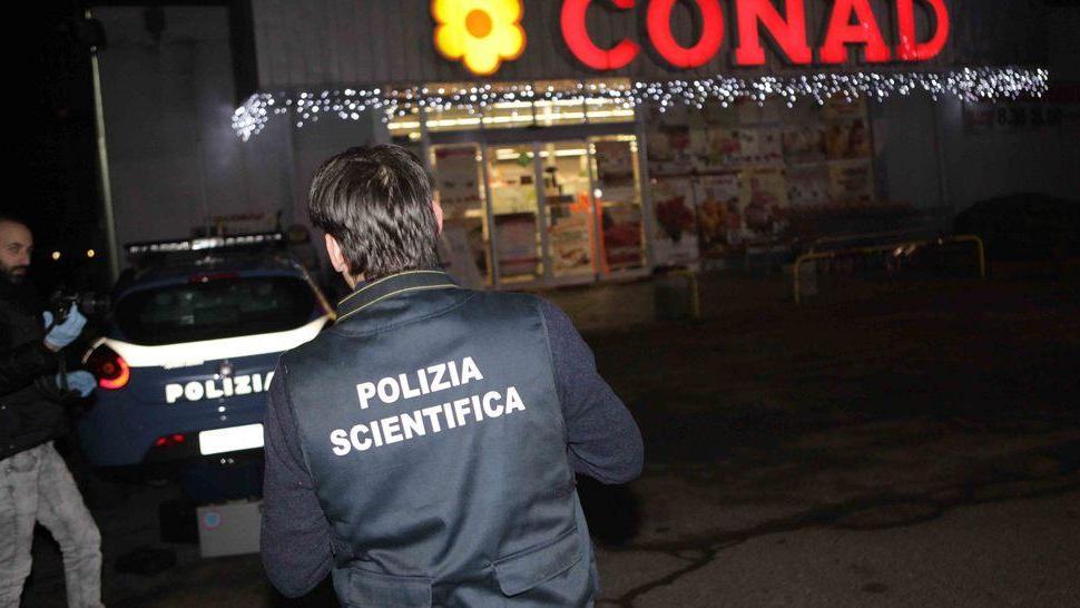 Rapina con il coltello al Conad di Baragalla