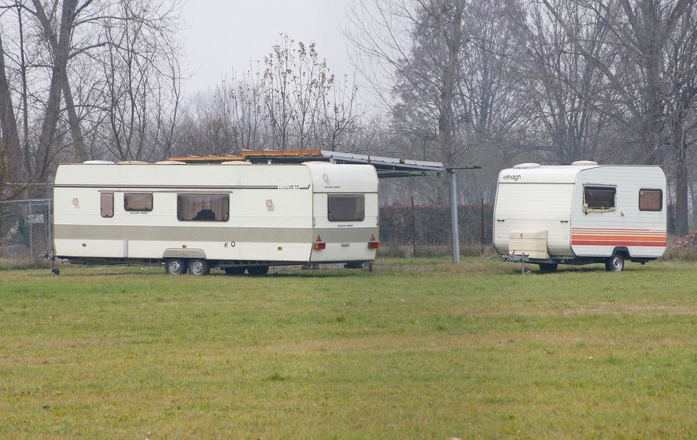 Modena, sul terreno spuntano roulotte di nomadi: i vicini preoccupati 
