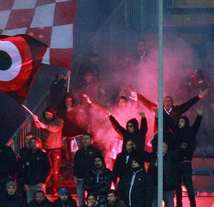 Tifosi del Carpi con fumogeni Verso i Daspo