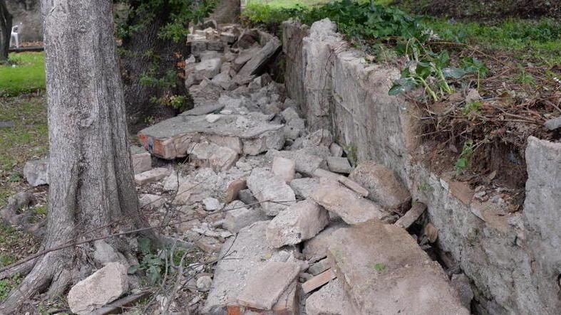 Baby vandali demoliscono un muro alla villa comunale