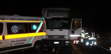 Camion piomba sull’ambulanza soccorritori salvi per miracolo 