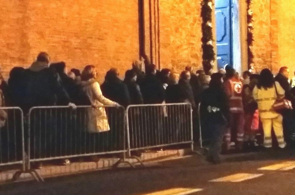 E a fine messa la fila-bis per la “porta”
