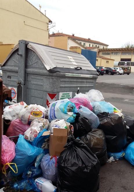 Raccolta a singhiozzo In alcuni quartieri lo sciopero continua 
