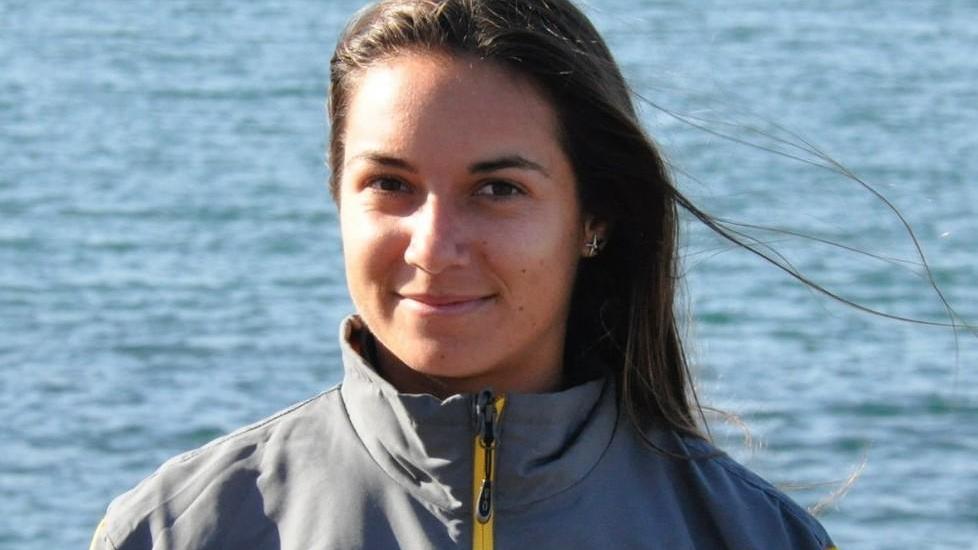 Marta Maggetti con il suo windsurf nel mare del Brasile