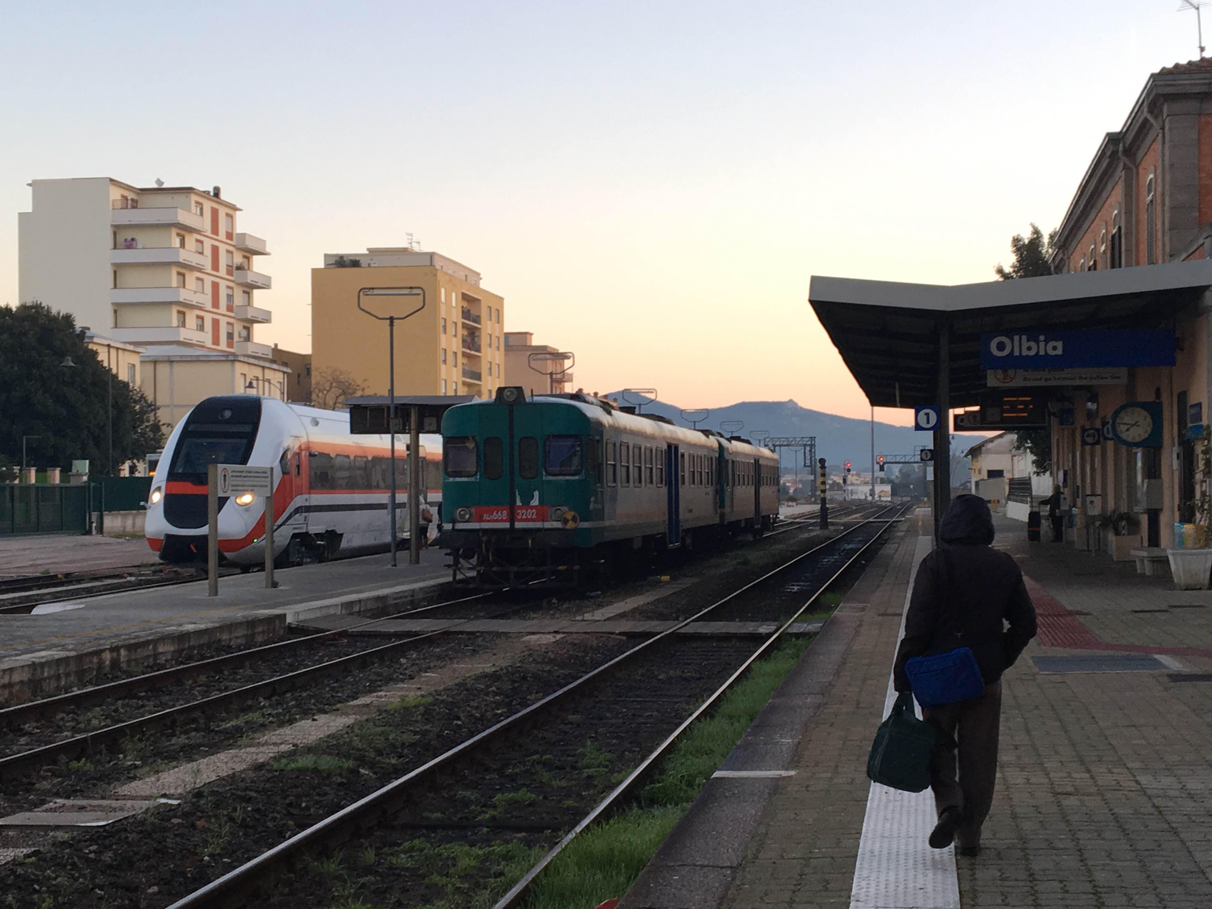 Il Pendolino (sulla sinistra) in partenza dalla stazione di Olbia la mattina del 15 dicembre