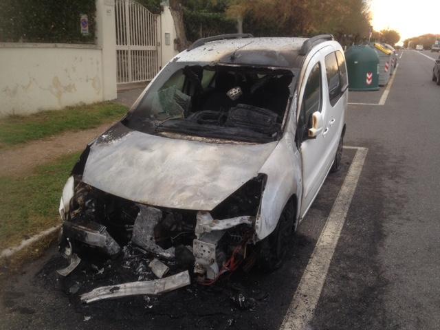 Il furgoncino Peugeot della ditta Tito Neri holding andato in fiamme sul viale di Antignano